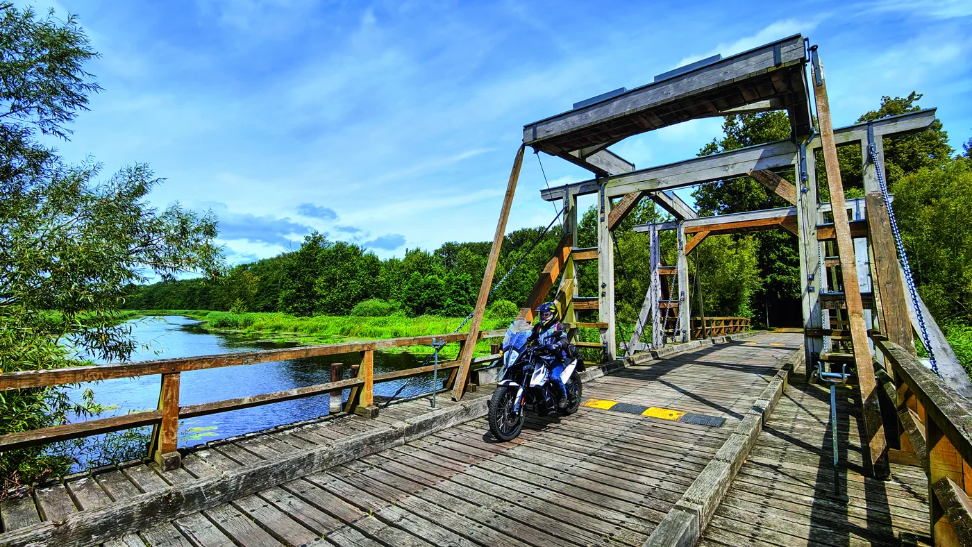 Hölzerne Klappbrücke über den Fluss Hölzerne Klappbrücke über den Fluss