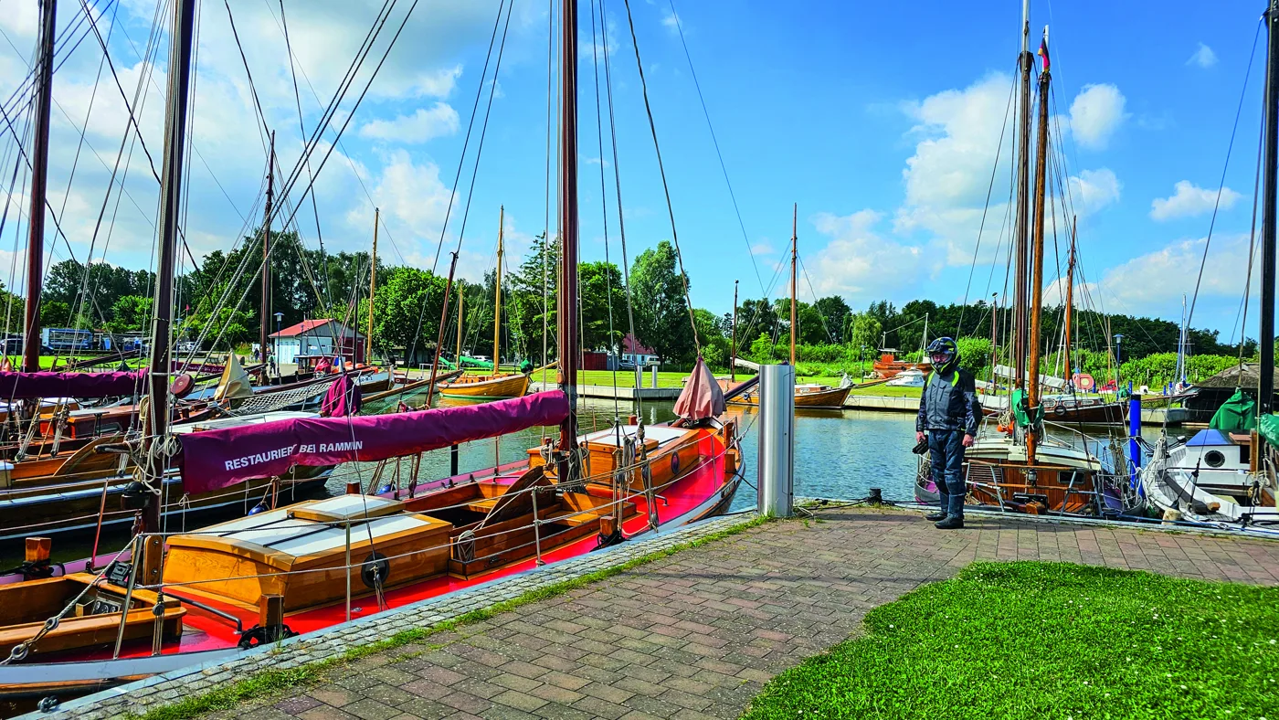 Traditionelle Zeesboote im Hafen
